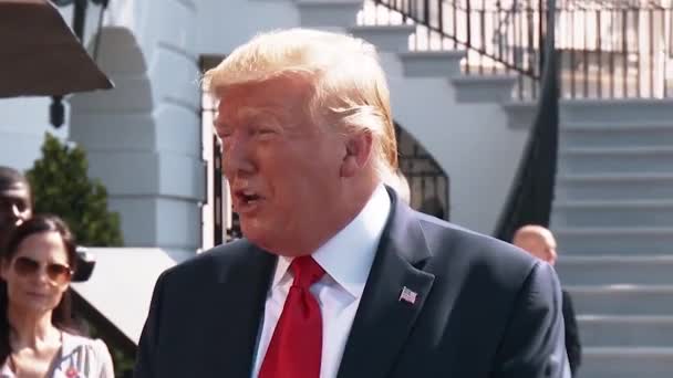 Prezident Trump Předává Zprávu Malým Dětem Které Vracejí Školy 2019 — Stock video