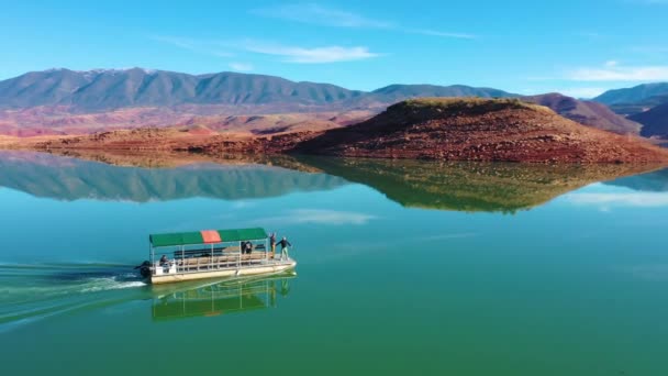 2020年 在摩洛哥宾乌达内湖上的浮桥旅游船上空盘旋 — 图库视频影像
