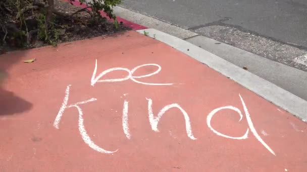 2020 Signe Sur Trottoir Dit Soyez Gentil Pendant Épidémie Coronavirus — Video