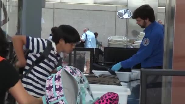 Los Viajeros Del Aeropuerto Pasan Por Puesto Control Seguridad Tsa — Vídeos de Stock