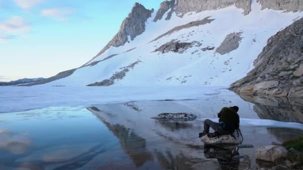 Bir Doğa Fotoğrafçısı High Sierra Yalnız Çalışır — Stok video