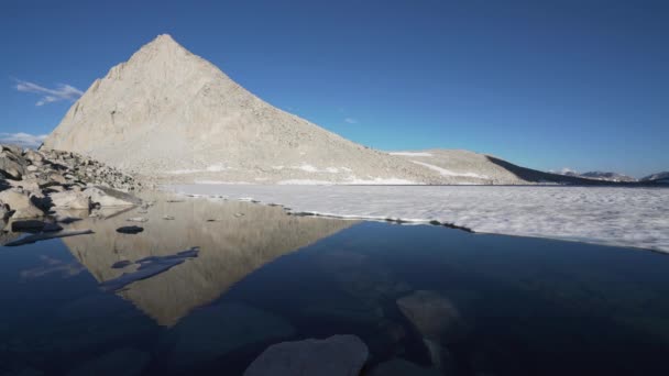 Reflexiones Alpinas Lago Prístino Alta Sierra — Vídeos de Stock