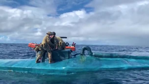 2019 Amerikanska Kustbevakningens Besättningar Transporterar Balar Beslagtagna Kokaindroger Från Ett — Stockvideo