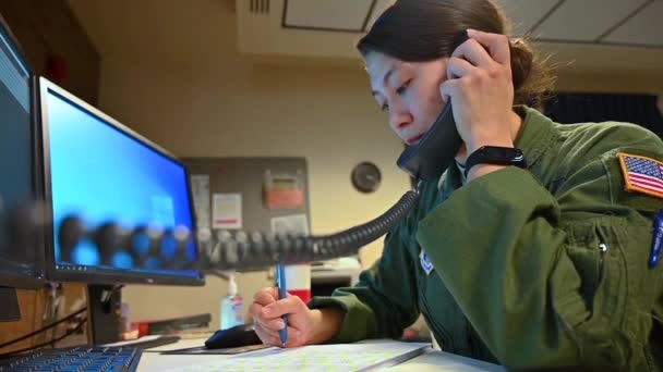 2020 Guardia Nacional Virginia Occidental Responde Los Teléfonos Centro Llamadas — Vídeo de stock