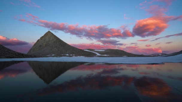 Αλπικές Αντανακλάσεις Μια Παρθένα High Sierra Λίμνη — Αρχείο Βίντεο