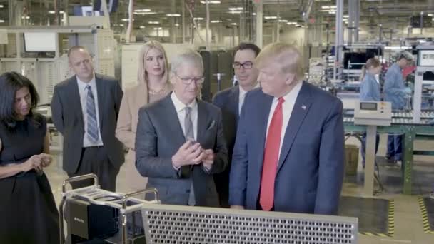 2019年 美国总统唐纳德 特朗普和苹果总裁蒂姆 库克参观德克萨斯州奥斯汀的一家苹果制造厂 — 图库视频影像