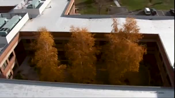 2015年 太平洋岸北西部国立研究所のキャンパスと駐車場が空中から見える — ストック動画
