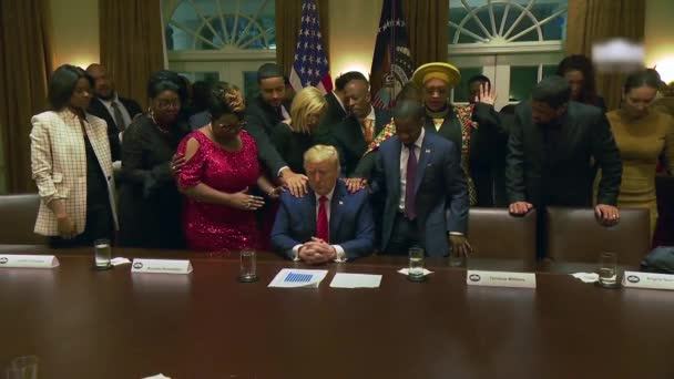 2020 ドナルド トランプ大統領は黒人アフリカ系アメリカ人宗教指導者とホワイトハウスで祈る — ストック動画