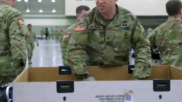 2020 Меріленд National Guardsmen Створив Ліжка Коти Екстреній Лікарні Під — стокове відео