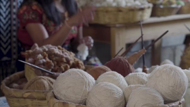 Una Donna Maya Dimostra Fabbricazione Tessile Con Cotone Grezzo Guatemala — Video Stock