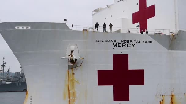 2020 Navy Hospital Fartyget Mercy Aktiveras För Att Bekämpa Coronavirus — Stockvideo