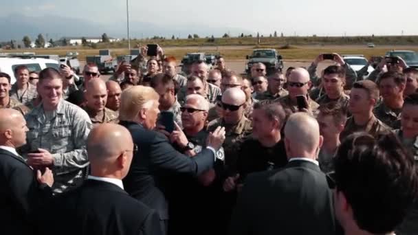 トランプ大統領 2019年エルメンドルフ リチャードソン共同基地で部隊を歓迎 — ストック動画
