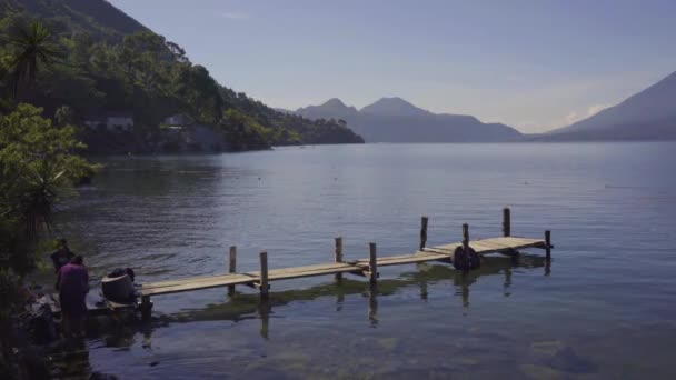 グアテマラのアッティラン湖の横にあるマヤ族の女性は服を洗う — ストック動画