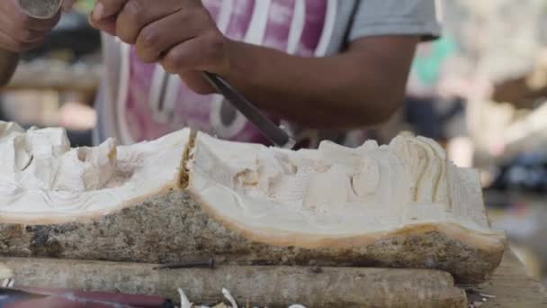Ξυλουργοί Στην Αντίγκουα Γουατεμάλα Σκαλίζουν Αναμνηστικά Ξύλινα Ομοιώματα Του Ιησού — Αρχείο Βίντεο