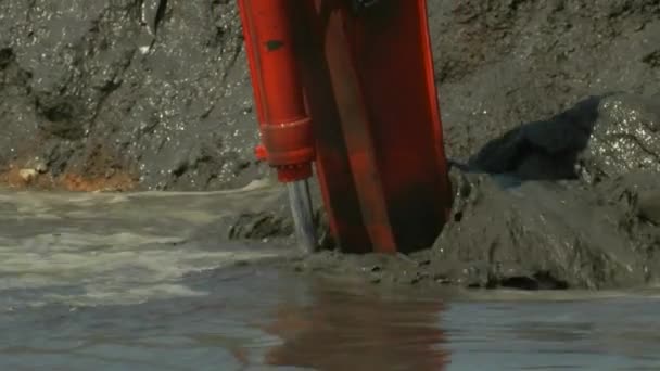 2008年美国田纳西州金斯敦灰泥泄漏环境灾难后 淤泥被从一条被污染的河流中挖出 — 图库视频影像