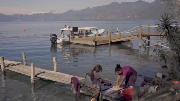 Maya Kvinnor Tvätta Kläder Bredvid Lake Atitlan Guatemala — Stockvideo