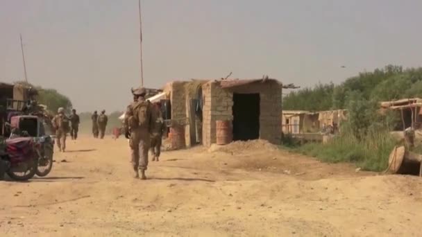 Mariniers Patrouille Lopen Door Een Arme Afghaanse Stad — Stockvideo