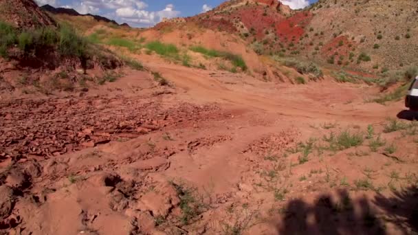 Ein Auto Fährt Durch Eine Wüstenregion Und Bleibt Sand Stecken — Stockvideo