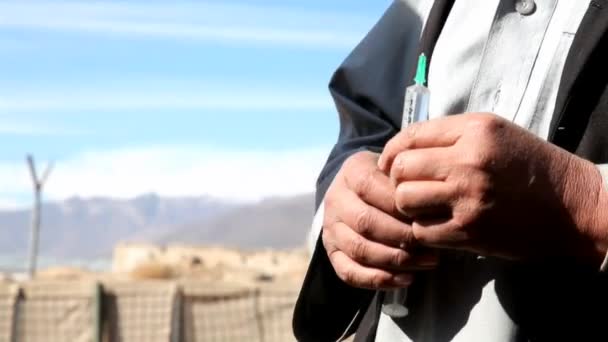 在阿富汗的一个农村社区 兽医治疗山羊和绵羊 — 图库视频影像