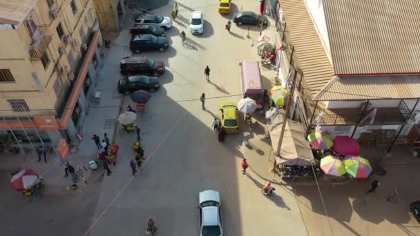 2020 Zeer Goede Antenne West Afrikaanse Straat Met Skateboarders Gambia — Stockvideo