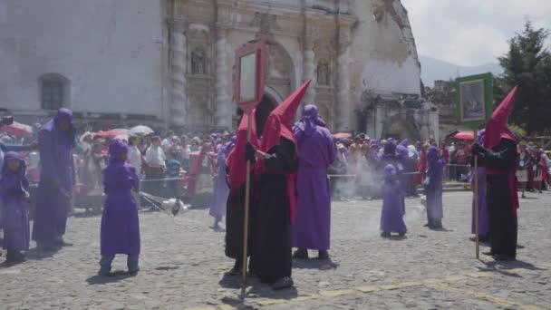 Fioletowe Szaty Katolickich Kapłanów Cucaruchos Wystąpić Semana Santa Wielkanocne Wakacje — Wideo stockowe