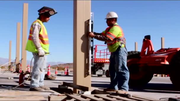 Trabajadores Construcción Construyen Una Nueva Casa — Vídeos de Stock