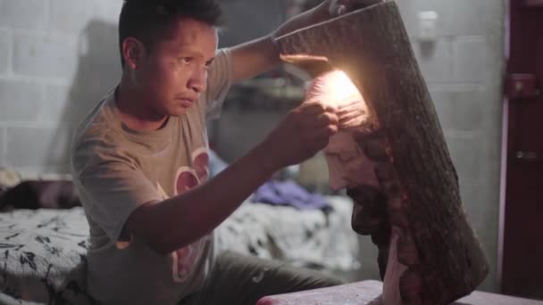 과테말라 구아에 업자들이 그리스도의 기념품을 조각하고 — 비디오