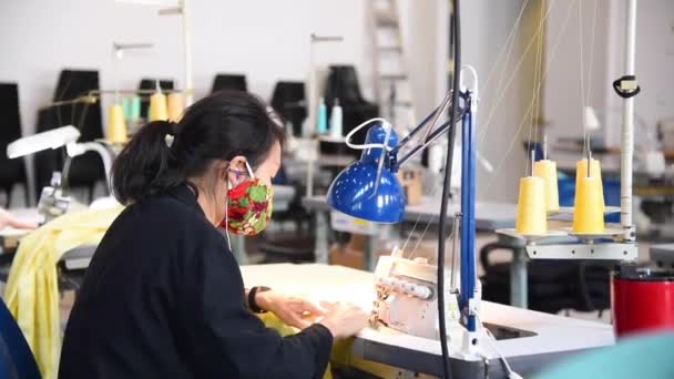 2020年 私营公司开始在小型工厂制造晚礼服和面罩 这是在Coronavirus Covid 19大流行期间发生的 — 图库视频影像