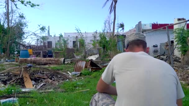 2019 国家警備隊のメンバーは スーパー台風Yutu災害後の北マリアナ諸島のサンアントニオ サイパン コモンウェルスの村の家を評価します — ストック動画
