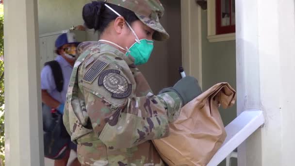 2020年 美国陆军士兵在加利福尼亚州圣巴巴拉分发食品 这是在Covid Corona病毒爆发 紧急大流行病爆发 粮食短缺期间发生的 — 图库视频影像