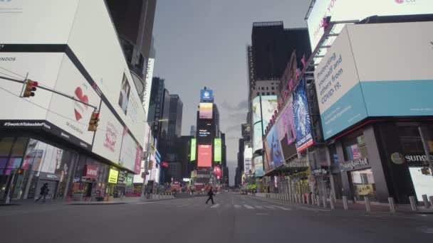 Times Square Στη Νέα Υόρκη Εγκαταλείπεται Κατά Διάρκεια Της Επιδημίας — Αρχείο Βίντεο