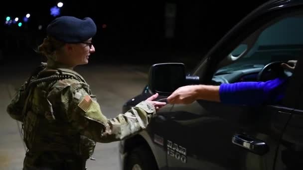 2019 Een Vrouwelijke Soldaat Bewaakt Een Checkpoint Bij Toegangspoort Van — Stockvideo