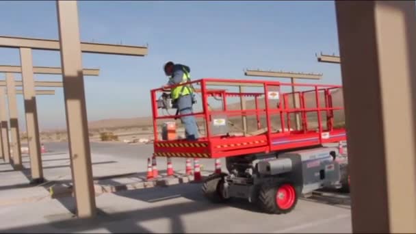 建筑工人在沙漠中建造了一座新的太阳能停车场 — 图库视频影像