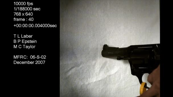 Ett Kriminaltekniskt Labb Studerar Extrem Slow Motion Pistol Som Avfyras — Stockvideo