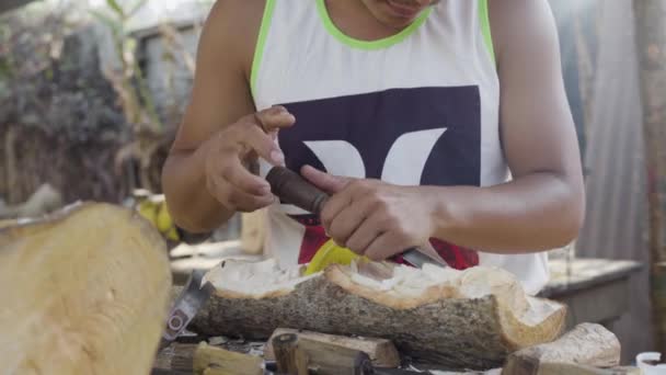 Woodcarvers Antigua Guatemala Carve Souvenir Wooden Effigies Jesus Christ Easter — Stock Video