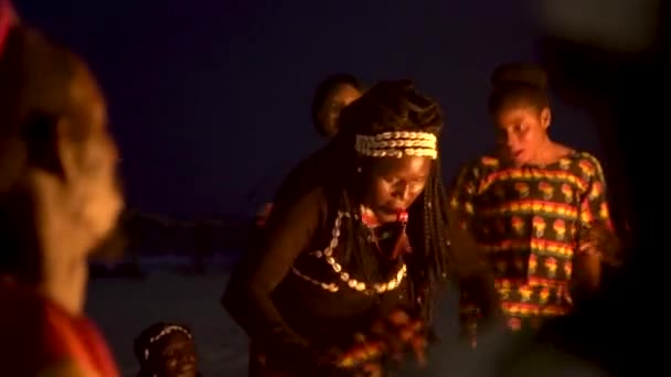 Afrikanska Stamdansare Dansar Till Trumrytmer Framför Bon Fire Västafrika — Stockvideo