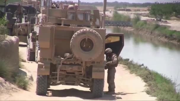 Afganistan Daki Uzak Köylerden Geçen Bir Konvoydan Silah Sesleri — Stok video