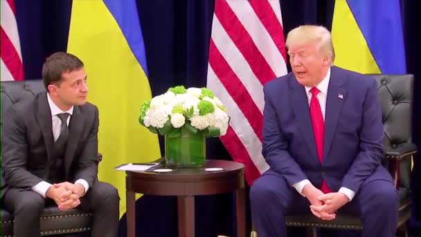 2019年 美国总统唐纳德 特朗普与乌克兰总统沃洛德梅尔 泽林斯基在弹劾告密者丑闻 贿赂和反腐措施的新闻发布会上进行了交谈 并握手 — 图库视频影像