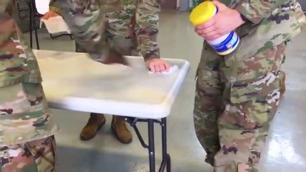 2020 Военнослужащие Армии Сша Отрабатывают Очистку Обеззараживание Поверхностей Время Вспышки — стоковое видео
