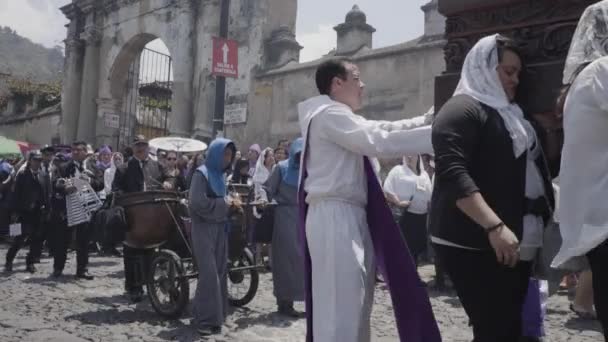 Des Prêtres Chrétiens Catholiques Vêtus Pourpre Défilent Dans Semana Santa — Video