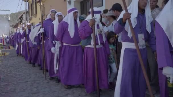 Purpurfärgade Katolska Kristna Präster Marscherar Semana Santa Påskveckan Antigua Guatemala — Stockvideo