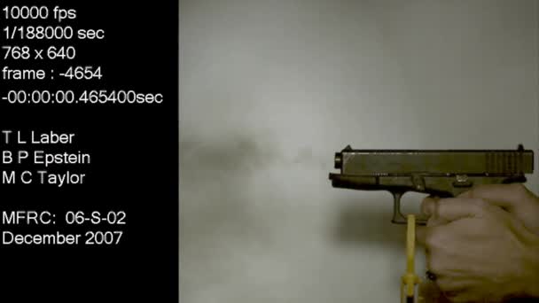Bir Adli Tıp Laboratuarı Ağır Çekimde Bir Silahın Ateşlendiğini Araştırıyor — Stok video