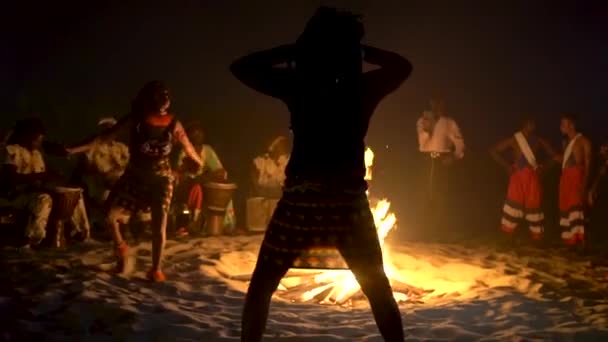 Αφρικανικές Χορεύτριες Χορεύουν Στους Ρυθμούς Των Τυμπάνων Μπροστά Από Μια — Αρχείο Βίντεο