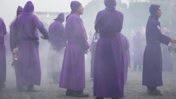 Paars Gekleed Katholieke Christelijke Priesters Marcheren Semana Santa Paasweek Vakantie — Stockvideo