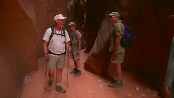 Туристы Восхищаются Каньоном Париа Аризоной Резьбой Скалам Слот Каньонами — стоковое видео