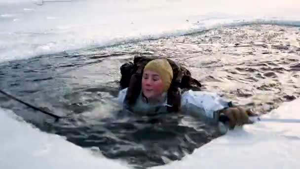 2019年 美国海军陆战队员在挪威塞特莫恩举行的寒冷天气训练中进行极地破冰演习 并故意掉进冰冷的冷水中 — 图库视频影像