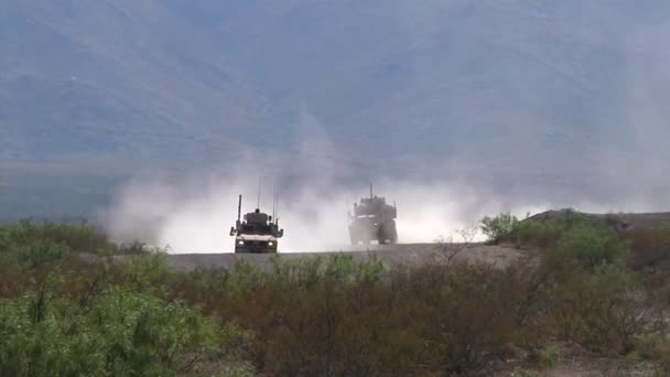 在阿富汗巡逻的海军陆战队员使用扫雷车检测简易爆炸装置 — 图库视频影像