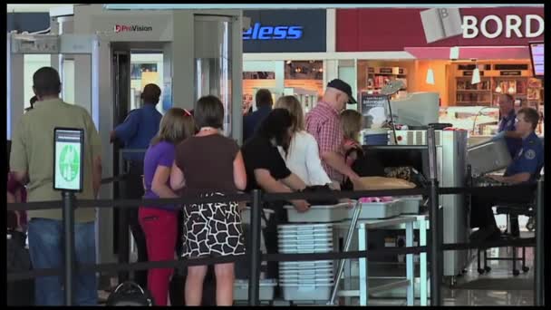 Viajantes Aeroporto Passam Por Posto Controle Segurança Tsa — Vídeo de Stock