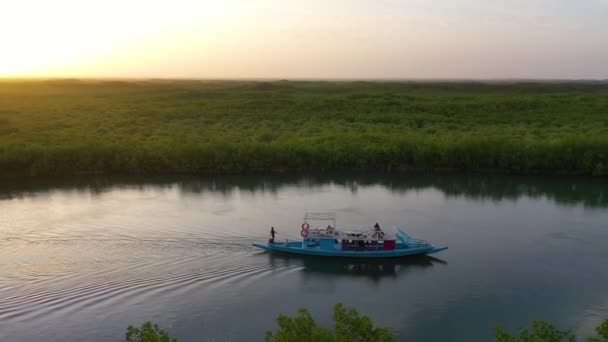 2020 Udara Indah Atas Perahu Kecil Yang Bergerak Sepanjang Sungai — Stok Video