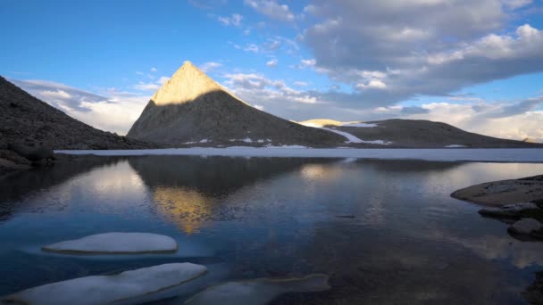 Αλπικές Αντανακλάσεις Μια Παρθένα High Sierra Λίμνη — Αρχείο Βίντεο